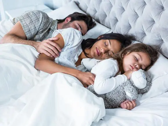 خوابیدن کودک کنار والدین و معایب های آن